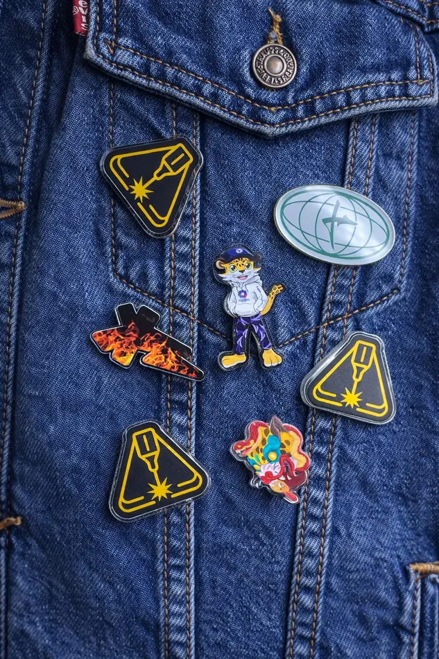 Pines personalizados puestos en chumpa